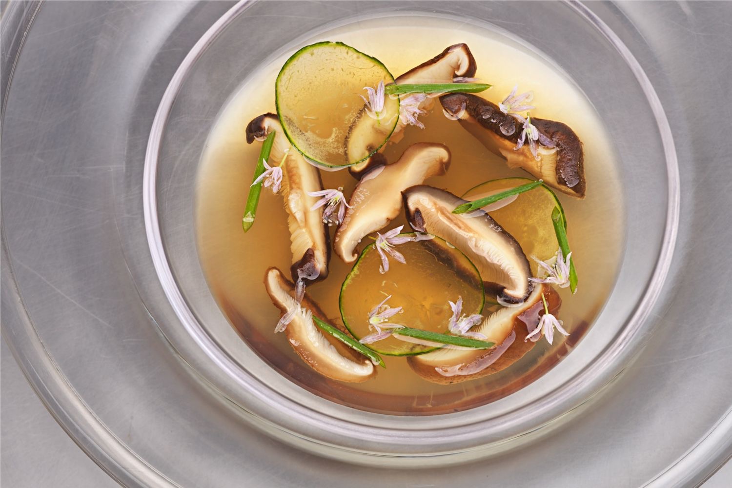 Shiitake, concombre, fleur de ciboulette, comme un consommé